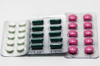 多彩藥片 視覺系統與精準治療的現代制藥縮影